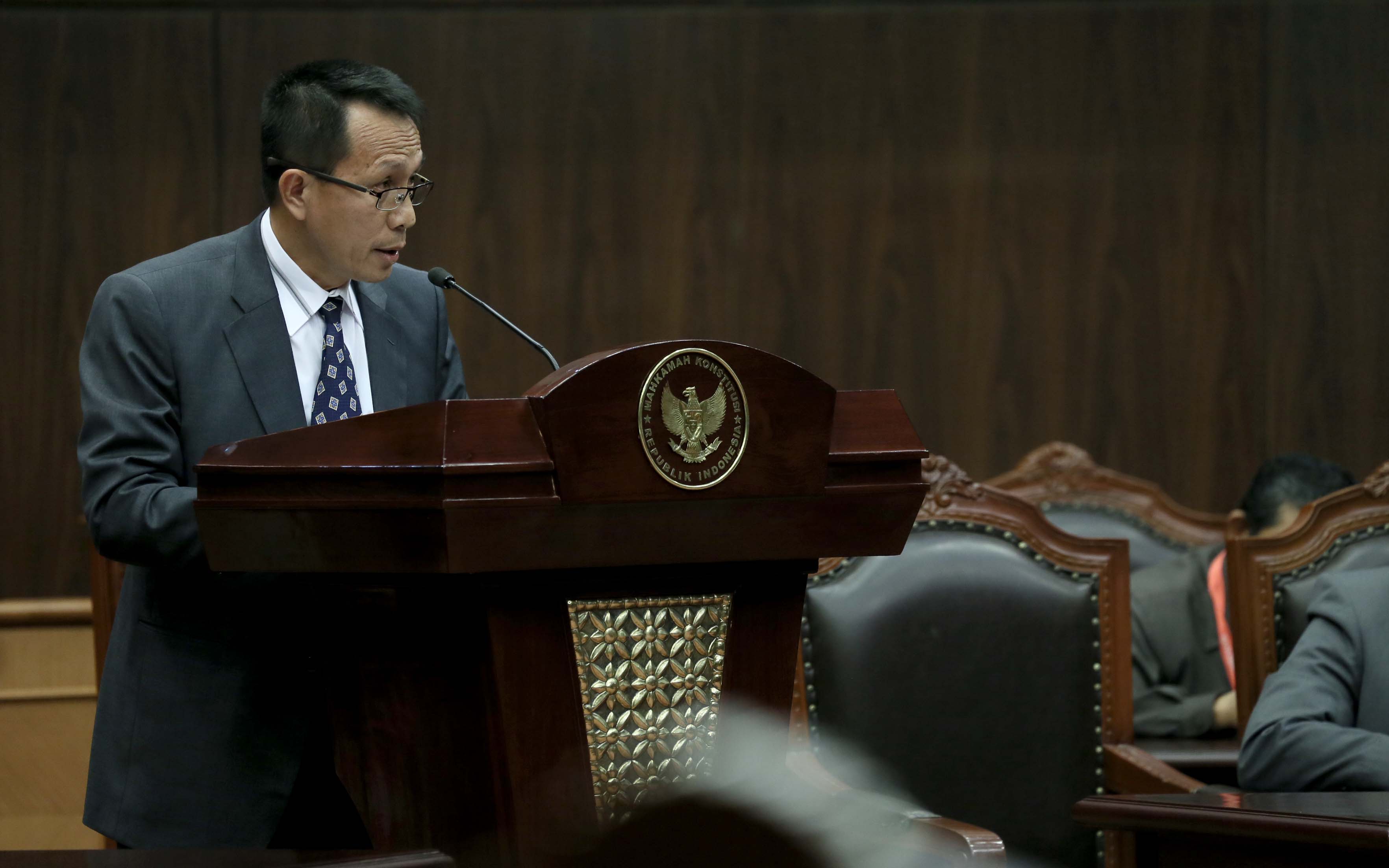 Ketua KY Suparman Marzuki sebagai pihak terkait menyampaikan keterangannya di Ruang Pleno MK, Rabu (20/5). Foto: Humas MK