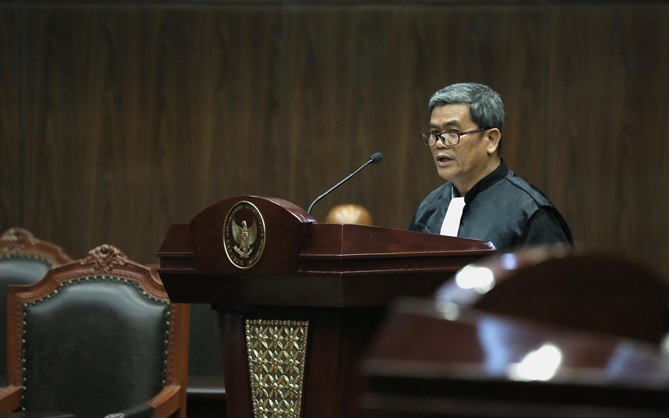 Harlen Sinaga yang mewakili PERADI sebagai Pihak Terkait memberi keterangan dalam pengujian UU Advokat, Selasa (19/5). Foto: Humas MK