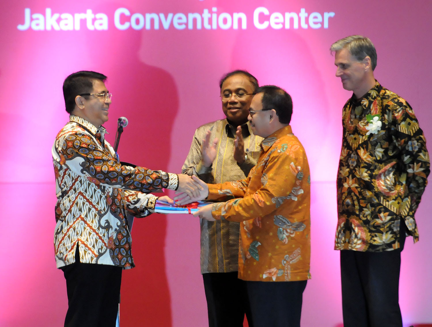 Menteri ESDM Sudirman Said menyerahkan berkas proses perizinan migas kepada Kepala BKPM, disaksikan Menko Kemaritiman, di JCC Jakarta, Rabu (20/5). Foto: Setkab RI