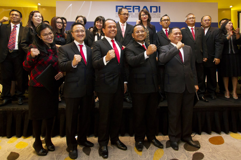 Ketua Umum DPN PERADI 2015-2020 Juniver Girsang (depan dan tengah) bersama jajaran pengurus saat pelantikan di Jakarta, Kamis (21/5). Foto: RES.