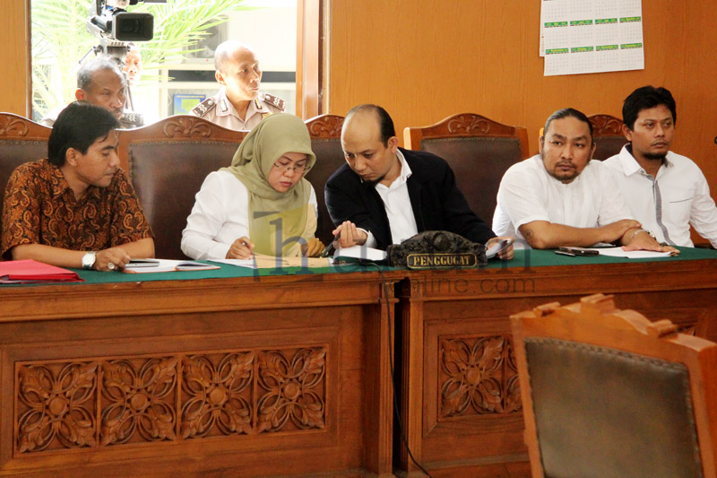 Novel Baswedan (tengah) didampingi oleh tim hukumnya. Foto: RES. 