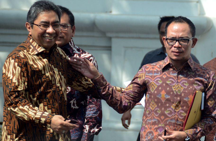 Menaker Hanif Dhakiri dan Dirut BPJS Ketengakerjaan Elvyn Masassya seusai diterima Presiden Jokowi, di kantor Presiden, Jakarta, Kamis (4/6). Foto: Setkab RI