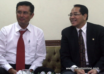 Ketua Komisi XI DPR Fadel Muhamad (kiri). Foto: SGP