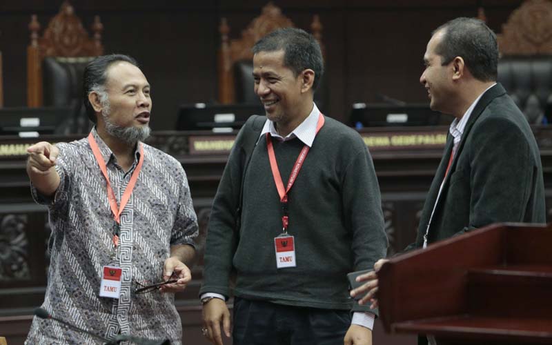 Pemohon Prinsipal Bambang Widjojanto beserta Saldi Isra dan Eddy O.S. Hiariej selaku ahli Pemohon berbincang-bincang seusai sidang uji materi UU KPK, Rabu (10/6). Foto: Humas MK