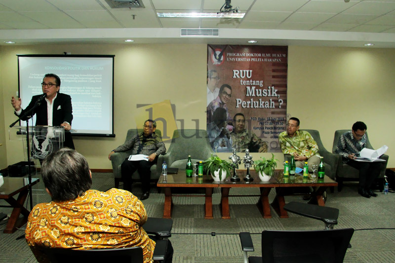 Anggota DPR yang juga musisi, Tantowi Yahya (berdiri) dalam acara diskusi dengan tema 
