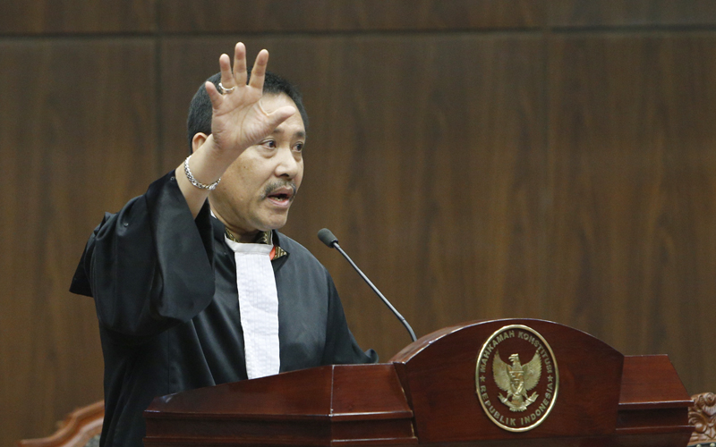 Ketua Umum DPP IKADIN, Sutrisno selaku pihak terkait saat menyampaikan keterangan dalam sidang uji materi UU Advokat, Selasa (16/6). Foto: Humas MK