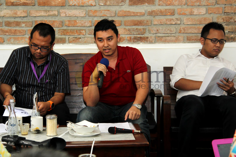 Kiri Ke Kanan, Anggara (Peneliti ICJR), Robert Sidahuruk (Peneliti Open Data Forum Indonesia) dan Tama S. Langkun (Peneliti ICW) dalam diskusi 