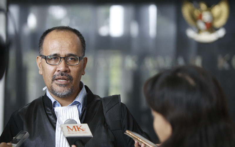 Kuasa Hukum Pemohon, Pelikson Silitonga saat diwawancara media elektronik, Rabu (17/6). Foto: Humas MK