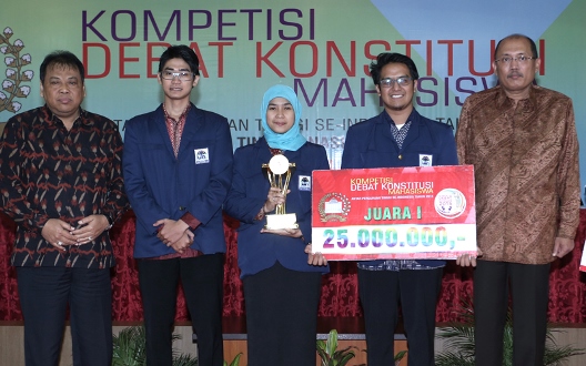 Tim UIN Syarif Hidayatullah Jakarta menerima hadiah sebagai Juara I Kompetisi Debat Konstitusi Mahasiswa Antar Perguruan Tinggi se-Indonesia Tahun 2015 Tingkat Nasional, pada Selasa (16/6) di Pusdik MK, Cisarua Bogor. Foto: Humas MK 