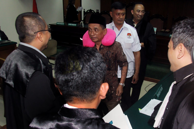 Fuad Amin (mengenakan bantal leher) usai persidangan di Pengadilan Tipikor Jakarta, Senin (22/6). Foto: RES