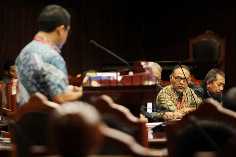 Bambang Widjojanto saat mengikuti sidang pengujian UU KPK di Gedung MK, Selasa (23/6). Foto: RES