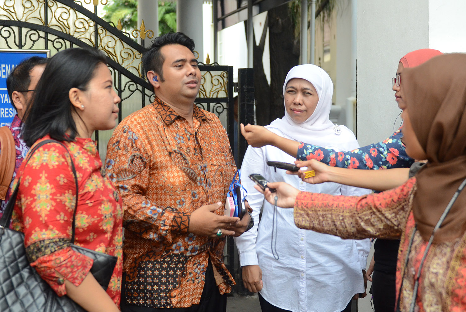 Menteri Sosial Khofifah Indar Parawansa didampingi pengurus Prospera Tuna Rungu seusai menghadap Presiden Jokowi, Selasa (23/6). Foto: Setkab.