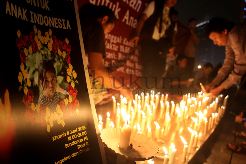 Gabungan dari berbagai lembaga kemasyarakatan  berkumpul  dalam aksi 'Malam 1000 Lilin untuk Angeline' di Bundaran HI, Jakarta, Kamis (11/6). Foto: Res. 