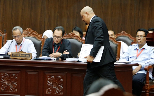 Anggota Komisi III DPR I Putu Sudiartana (berdiri) usai menyampaikan keterangan dalam sidang uji materi UU BPJS, Rabu (24/6). Foto: Humas MK