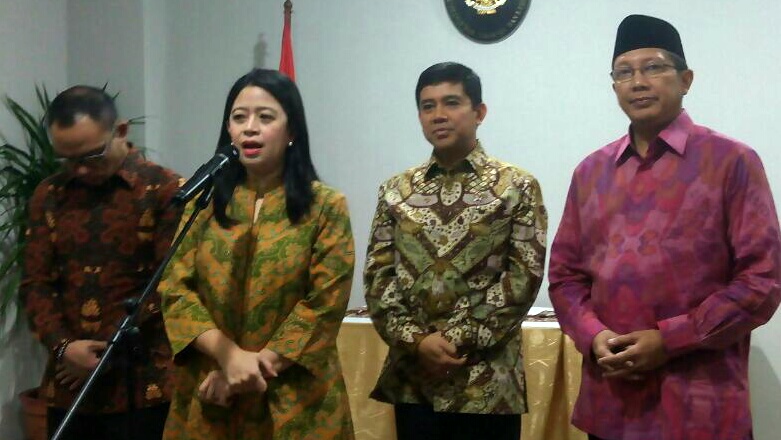 Menko PMK Puan Maharani didampingi Menag, Menteri PAN-RB, dan Menaker mengumumkan penetapan hari libur nasional dan cuti bersama 2016, di kantor Kementerian PMK, Jakarta, Kamis (25/6). Foto: Setkab