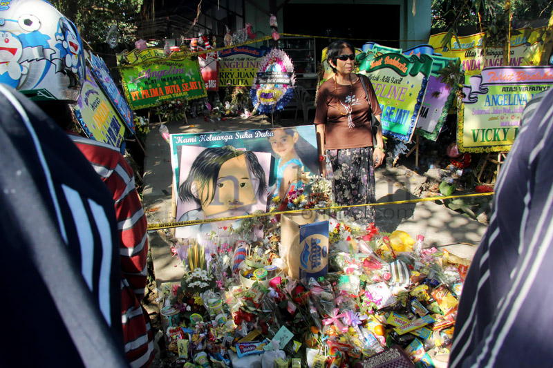 Karangan bunga memenuhi halaman rumah Margriet di Denpasar, Bali yang juga menjadi TKP pembunuhan Engeline. Foto: RES