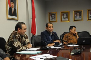 Staf Khusus Sekretaris Kabinet Alexander Lay memimpin focus group discussion (FGD) membahas upaya pemberantasan korupsi di ruang rapat Sekretaris Kabinet, Gedung III Sekretariat Negara, di Jakarta, Selasa (30/6). Foto: Setkab.