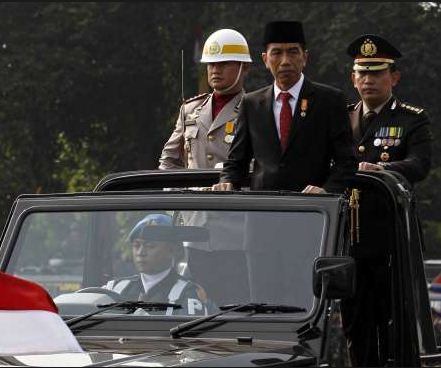 Presiden Jokowi memeriksa pasukan pada upacara HUT Bhayangkara, di Mako Brimob, Depok, Rabu (1/7). Foto: Setkab RI