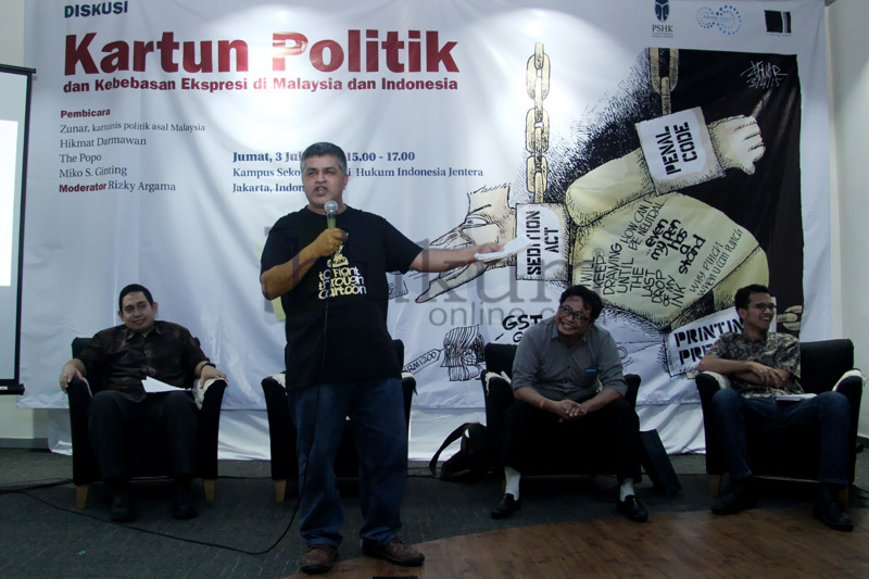 Kartunis asal Malaysia, Zunar saat berdiskusi di Kampus Sekolah Tinggi Hukum Jentera di Jakarta, Jumat (3/7). Foto: RES.