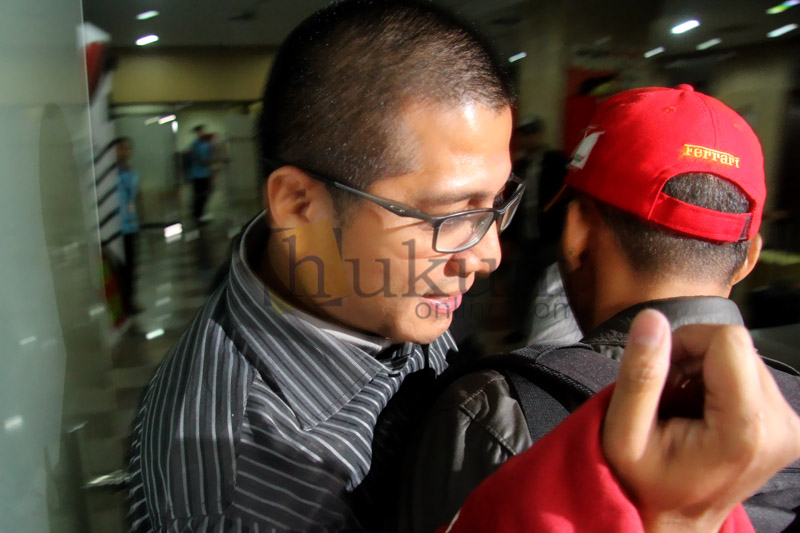 Advokat M Yagari Bhastara Guntur (Gary) yang menjadi tersangka penyuapan Ketua PTUN Medan saat dibawa ke Gedung KPK, Jumat dinihari (10/7). Foto: RES. 