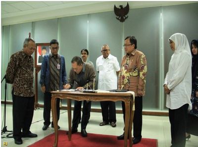 Acara penandatanganan perjanjian dana talangan Lapindo oleh perwakilan MLJ Nirwan Bakrie dan Menteri Keuangan Bambang Brodjonegoro, di Jakarta, Jumat (10/7) malam. Foto: Setkab RI