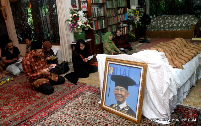 Suasana ketika Bismar Siregar disemayamkan di kediamannya di Jakarta. Foto: SGP
