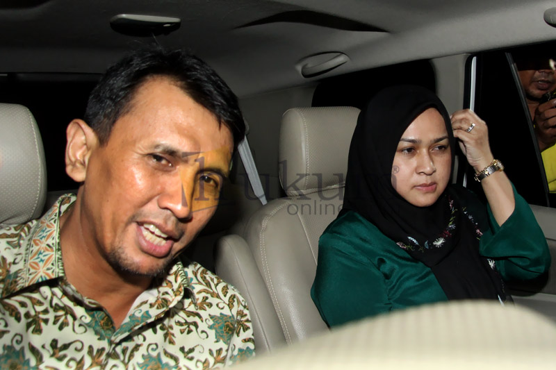 Gubernur Sumut Gatot Pujo Nugroho dan istrinya, Evi Susanti usai menjalani pemeriksaan di Gedung KPK, Senin (27/7). Foto: RES