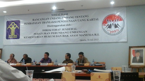 Sosialisasi RUU Pembatasan Transaksi Uang Kartal di Ditjen PP Kementerian Hukum dan HAM Jakarta, Kamis (30/7). Foto: MYS
