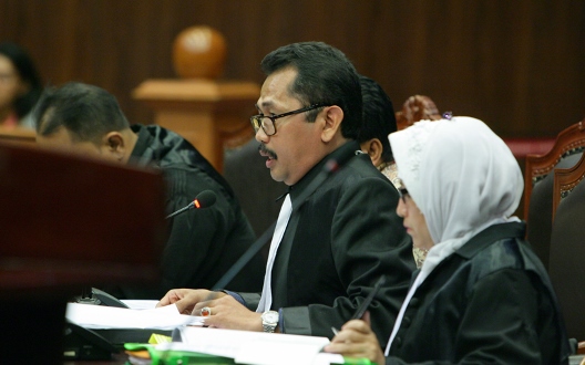 Kuasa hukum pemohon, Muhammad Joni (kacamata, bertoga). Foto: Humas MK