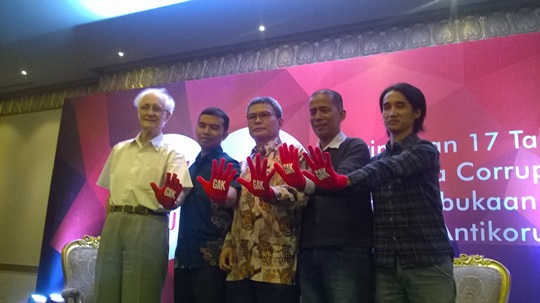 Kiri ke Kanan: Romo Magnis Suseno, Adnan Topan Husodo, Prof Saldi Isra, dan Berkah Gamulya dalam acara peringatan HUT ICW ke-17 di Jakarta, Selasa (4/8). Foto: RZK
