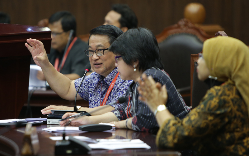 Dua Ahli yang dihadirkan pihak Pemerintah (Ki-Ka) Yohanes Gunawan dan Benadet Waluyo di Ruang Sidang Pleno Gedung MK, Senin (24/8). Foto: Humas MK