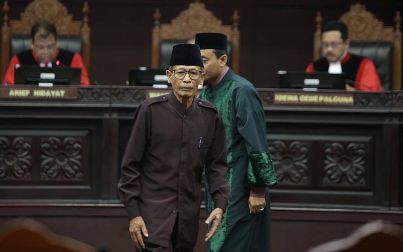 Saksi yang dihadirkan Pemohon, Asih Widodo memberikan keterangan dalam persidangan perkara pengujian UU Pengadilan HAM, Selasa (25/8). Foto: Humas MK