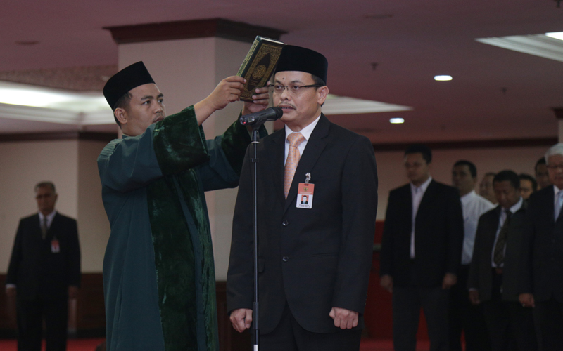 Sekjen MK, Guntur Hamzah mengucapkan sumpah jabatan saat pelantikan Sekretaris Jenderal MK, Senin (31/8). Foto: Humas MK