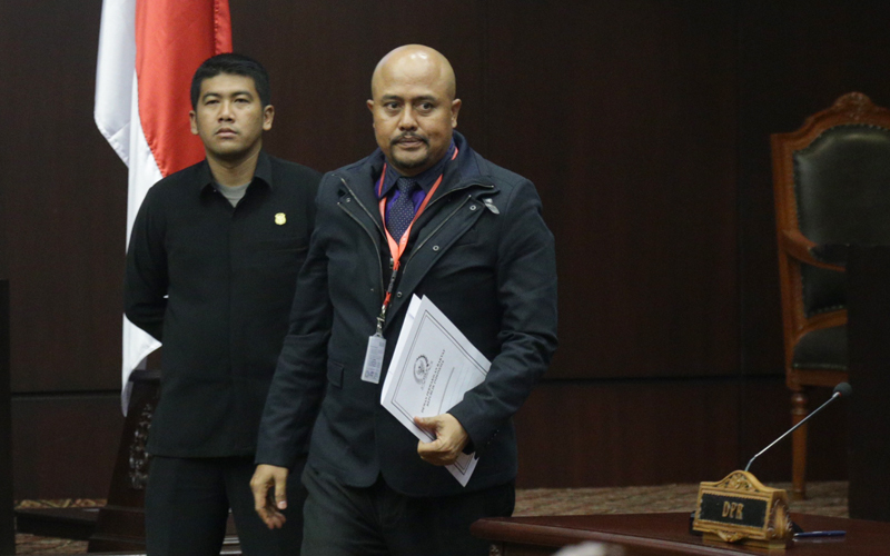 I Putu Sudiartana selaku Anggota Komisi III mewakili DPR menyampaikan keterangannya dalam sidang uji materi UU Tenaga Kesehatan, Rabu (2/9). Foto: Humas MK