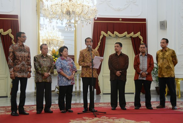 Presiden Jokowi didampingi anggota Pansel mengumumkan 7 nama calon anggota KY 2015-2020, di Istana Merdeka, Jakarta, Kamis (3/9). Foto: Setkab RI