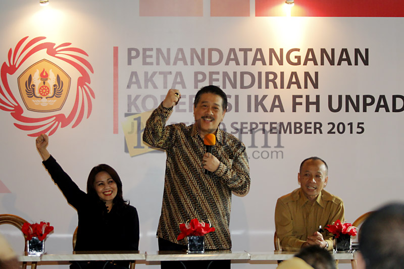 Ketua IKA FH Unpad, Agus Santoso (tengah) dalam acara penandatangan akta pendirian koperasi IKA FH Unpad di Jakarta, Kamis (10/9). foto: RES.