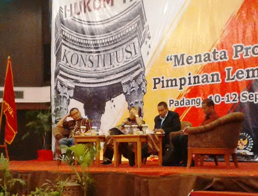 Denny Indrayana, Todung Mulya Lubis, dan Saldi Isra dalam acara Konferensi HTN, Padang, Sabtu (12/9). Foto: ASH 