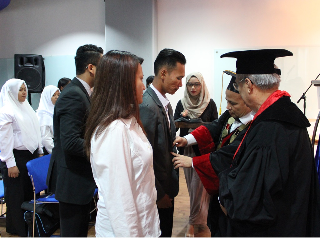 Ketua IJSL Yunus Husein saat prosesi penerimaan mahasiswa baru di Kampus IJSL, Senin (14/9). Foto: IJSL