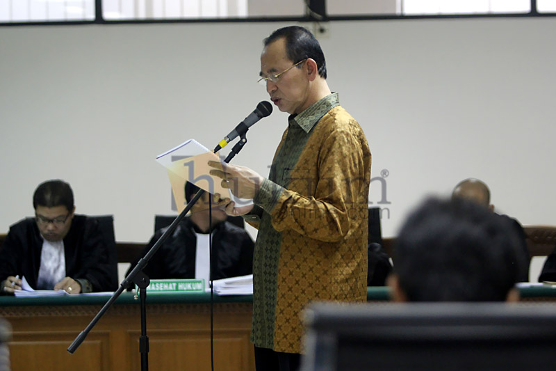 Suryadharma Ali membacakan eksepsi di ruang sidang Pengadilan Tipikor Jakarta, Senin (7/9). Foto: RES