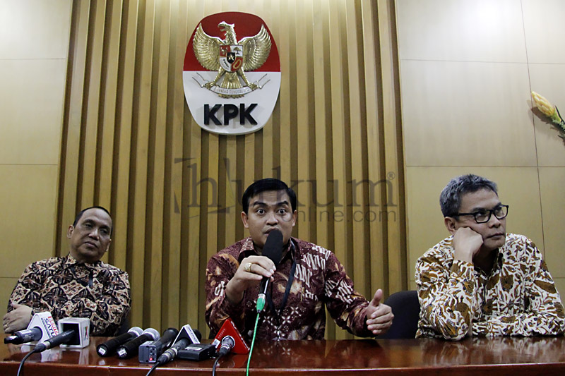 Plt Pimpinan KPK Indriyanto Seno Adji dan Johan Budi menggelar konferensi pers bersama Dirjen PP Kemenkumham, Widodo Ekatjahjana. Foto: RES