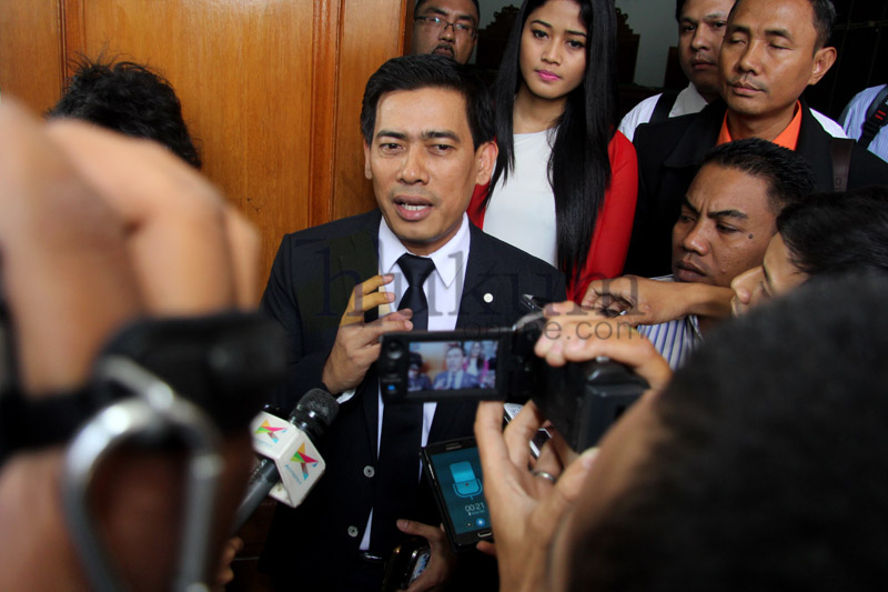 Kuasa hukum Bupati Morotai Rusli Sibua, Achmad Rifai minta agar kliennya diberi tambahan kunjungan di Rutan tapi ditolak hakim. Foto: RES.