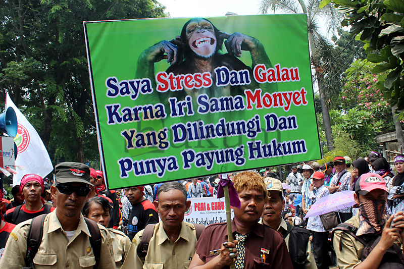 Ribuan guru honorer menggelar aksi mogok dan unjuk rasa di depan Gedung DPR/MPR, Jakarta, Selasa (15/9). Mereka menuntut pemerintah untuk mengangkat mereka dari honorer menjadi pegawai negeri sipil tanpa melalui tes.