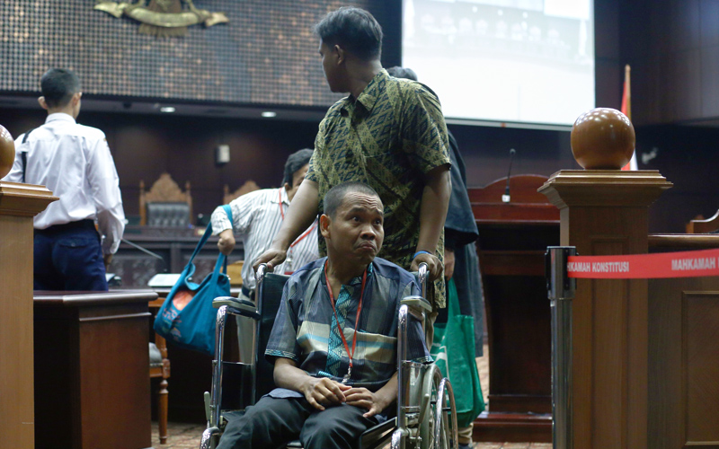 Seorang penyandang disabilitas, Kusbandono menjadi saksi yang dihadirkan Pemohon dalam sidang uji materi UU Lalu Lintas dan Angkutan Jalan, Rabu (16/9). Foto: Humas MK