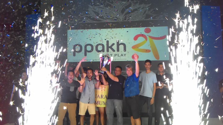 Tim HPRP mengangkat Piala Juara Umum dalam acara penutupan PPAKH XXI di GMSB, Jakarta, Minggu (20/9). Foto: CR-19