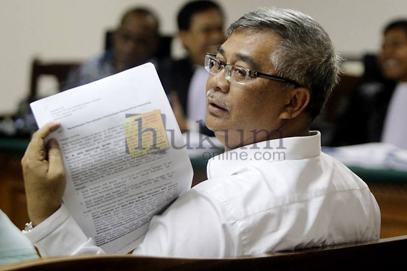 Mantan Ketua MK Akil Mochtar di Pengadilan Tipikor Jakarta, Senin (21/9). Foto: RES