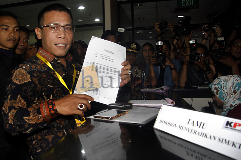 Anggota Komisi III DPR Masinton Pasaribu laporkan Dirut Pelindo II RJ Lino ke KPK, Selasa (22/9). Foto: RES