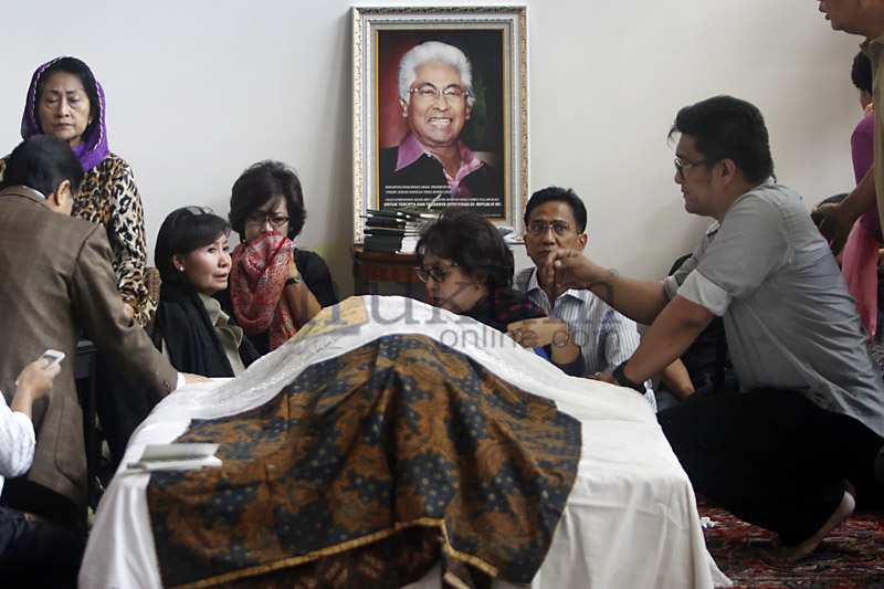 Suasana di rumah duka Adnan Buyung Nasution di bilangan Lebak Bulus, Jakarta, Rabu (23/9). Foto: RES