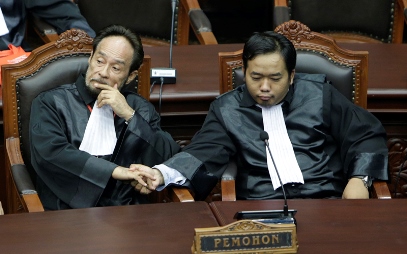 Ekspresi Pemohon saat mendengarkan amar putusan uji materi UU Advokat, Selasa (29/9) di Ruang Sidang Pleno Gedung MK. Foto: Humas MK