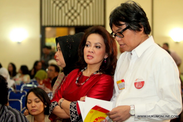Ketua Umum ILUNI FHUI, Melli Darsa (baju merah) bersama Sekjen ILUNI FHUI, M. Kadri (baju putih). Foto: SGP