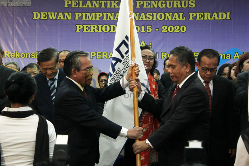 Luhut Pangaribuan (kanan) dalam acara seremonial pelantikan pengurus DPN PERADI 2015-2020, Kamis (1/10). Foto: RES